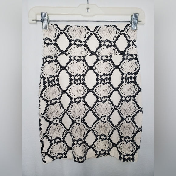 Pre-Loved Black and White Women’s Charlotte Russe Skirt Size Small - Picture 6 of 8